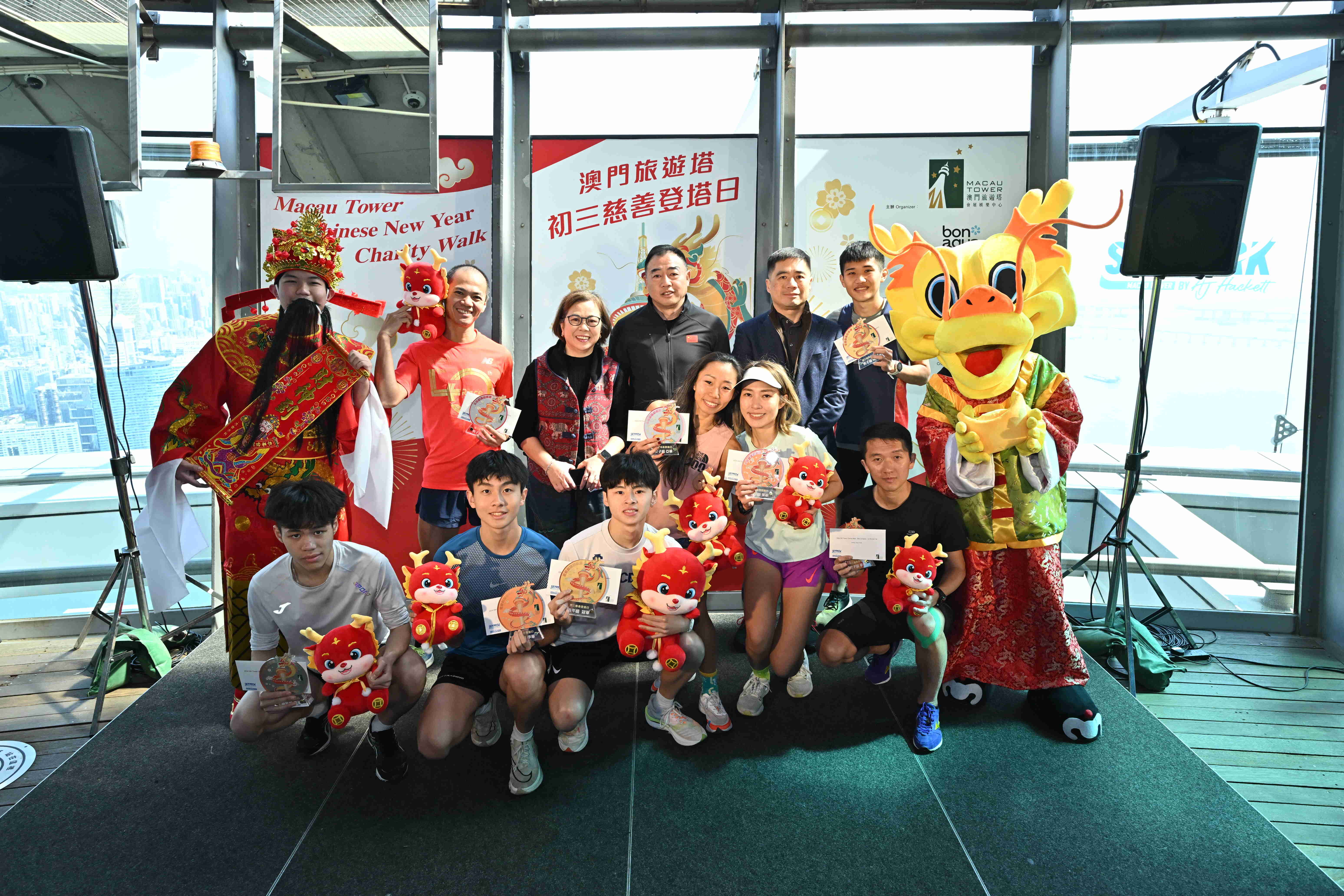 １ 三個組別得獎者與「財神」及澳門旅遊塔賀年吉祥物合照，祝福來年步步高陛，事事順境。.jpg